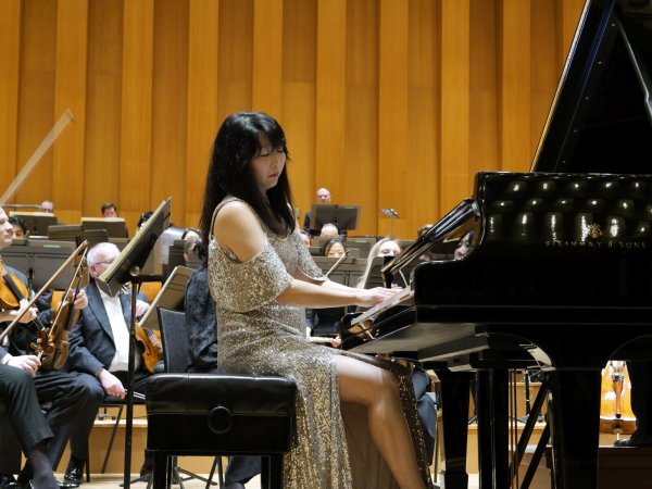 Pianistisches Feuerwerk. Die amerikanische Pianistin Claire Huangci brilliert unter Leitung von Simon Gaudenz mit der NWD und interpretiert die Klavierkonzerte von Ravel. - © Thomas Krügler