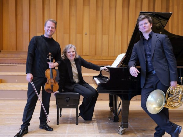 Kammermusik der Spätromantik auf höchstem Niveau. In großer Spielfreude brillieren Tobias Feldmann, Silke Avenhaus und Carsten Duffin (von links). - © Thomas Krügler