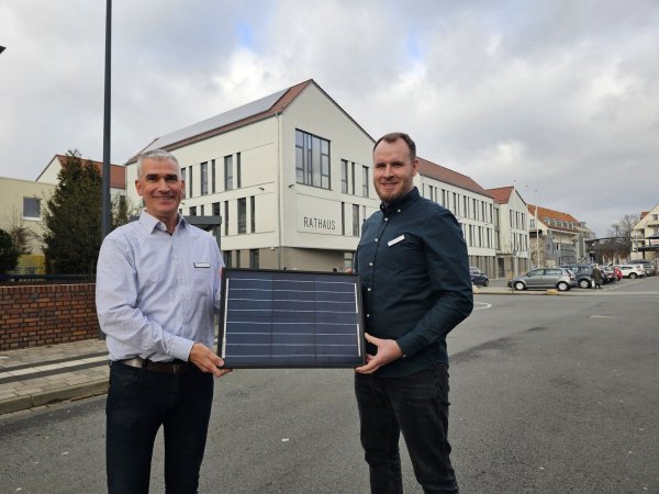 Das Rathaus ist mit einer Photovoltaikanlage bestückt, weitere städtische Gebäude sollen folgen. Der Beigeordnete Thorsten Paulussen (links) und der Klimaschutzmanager Timoteus Peters freuen sich, dass Lage eine Förderung von 90 Prozent für Projekte bekommt, die um die 500.000 Euro kosten werden. - © Astrid Sewing