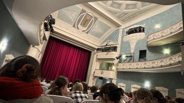 Schüler bestaunen das Theater. - © Theaterfreunde