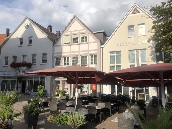 Sven Bothe ist mit seiner Fahrschule vor gut einem Monat vom Langen Steinweg an den Marktplatz gezogen. Er wird ab dem Frühjahr auch die benachbarten Räumlichkeiten der Humboldt-Apotheke nutzen. Die HC-Parfümerie rechts daneben verlässt Blomberg nach zehn Jahren. Wie das Ladenlokal danach genutzt wird, ist noch unklar. - © Silke Buhrmester