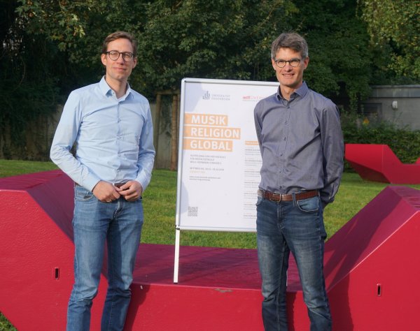 Musik–Religion–Global: Die von den Professoren für Musikwissenschaft Dominik Höink (rechts) und Andreas Münzmay konzipierte öffentliche Ringvorlesung wirft einen Blick auf die Musik in der Welt. - © Venezia Fröscher-Cifolelli