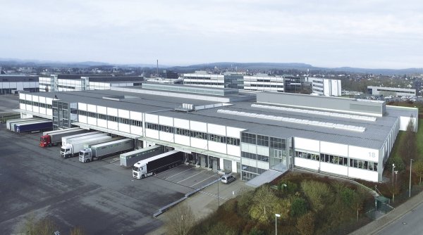 Die paar Lastwagenrampen reichen bei weitem nicht aus. Darum will Phoenix Contact seine Logistik auf jeden Fall erweitern. Das war vor Jahren schon geplant, jetzt soll es bald losgehen. - © Phoenix Contact