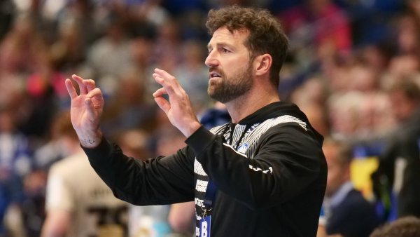 Florian Kehrmann erklärts in Zeichensprache. - © Jörg Hagemann