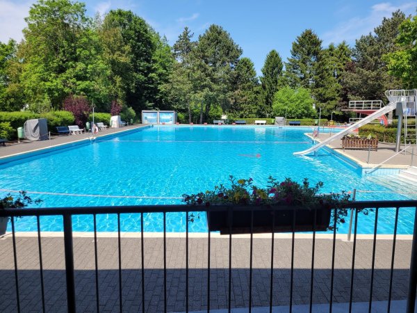 Der Förderverein übernimmt einen Großteil der Grünarbeiten und den Kassendienst im Freibad Hörste. Weil es jetzt eine Notunterkunft in Hörste gibt, gibt es einige Fragen, die im Vorfeld geklärt werden. - © Archivfoto: Astrid Sewing