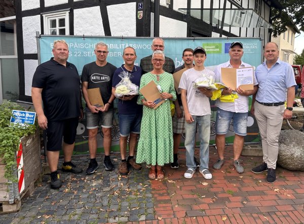 Zufrieden mit dem Ergebnis: Klimaschutzmanager Henning Schwarze, die VfL-Turner Frank Jablonski, Martin Winter, und Wilfried Deppe, Vera Rolf von der Kita Gartenstraße, Christian Schilken (Rad-Fahr-Gemeinschaft im MSC Schlangen), Justin Peter und Jörg Umlauf (Egge-Fohlen `93) sowie Bürgermeister Marcus Püster (von links). - © Gemeinde Schlangen