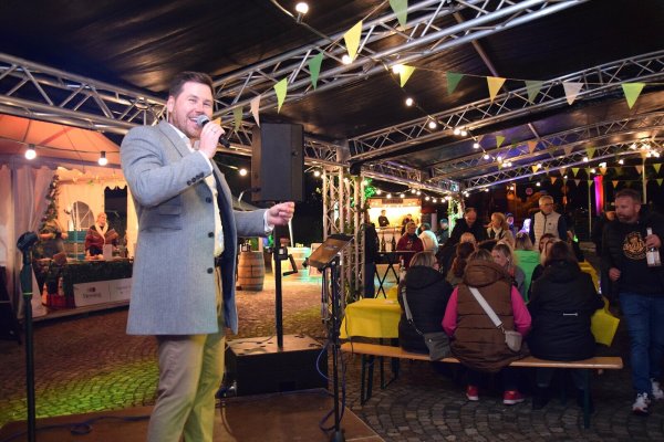 Sänger Patrick Trewin sorgt zum Auftakt am Freitag für gute Stimmung. Sein Repertoire reicht von Lionel Richie bis Marvin Gaye. - © Karin Prignitz