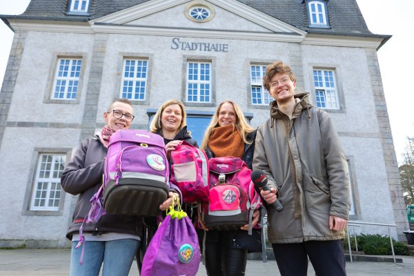 Gemeinsam für die gute Sache am Start: (von links) Ina Thomas vom Verein "Lipper für Lipper", Esther Rosenbrock und Britta Dombrowski vom
Familien-Info-Treff der Stadt Detmold und Dominik Tegeler von Radio
Lippe. - © Torben Gocke