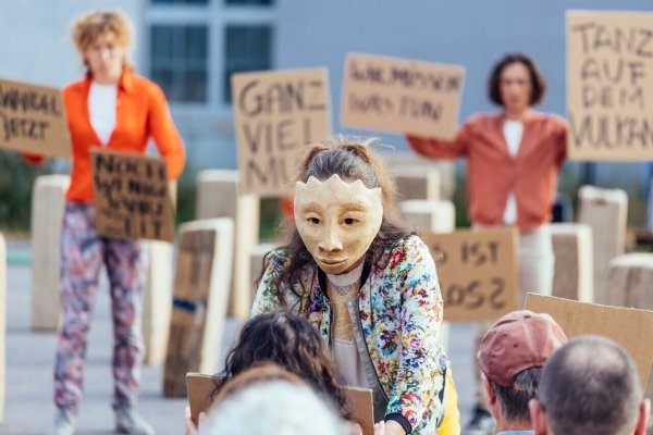Straßentheater, das aufwühlt: Das Theatre Fragile tritt am 17. Juli gleich zwei Mal auf. - © Fotocredit: Stadt Lemgo