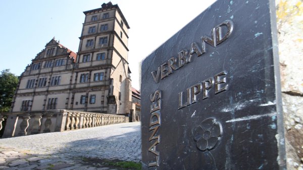 Sitz des Landesverbandes: Das Schloss Brake - © Montage: Vera Gerstendorf-Welle