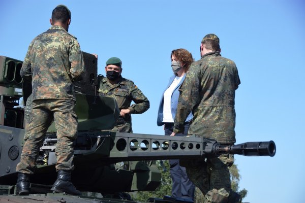 Major Daniel Ahnert (links) und die Soldaten des Panzergrenadierbataillons 212 informieren Vieregge über technische Details am Problem-Panzer. - © Raphael Bartling
