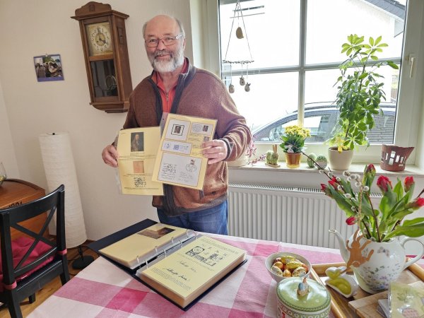 Hartmut Sohn hatte mehrere Sammelgebiete, unter anderem die Dürer-Sammlung. Der Lagenser ist Vorsitzender des neuen Briefmarkensammler-Vereins Lippe und wie seine Vereinskollegen gerne bereit, sein Wissen zu teilen. - © Astrid Sewing
