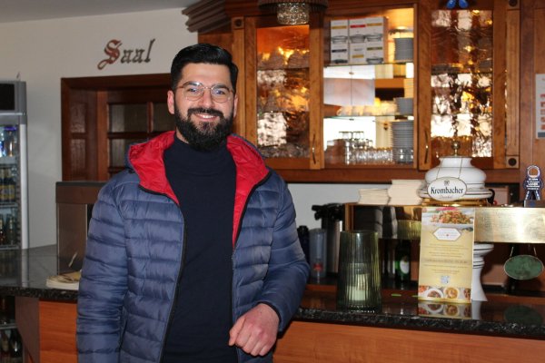Der gebürtige Syrer Mohamad Almustafa hat neben seinem Studium der Innenarchitektur das Landhaus Ellernkrug gepachtet. - © Sandra Castrup