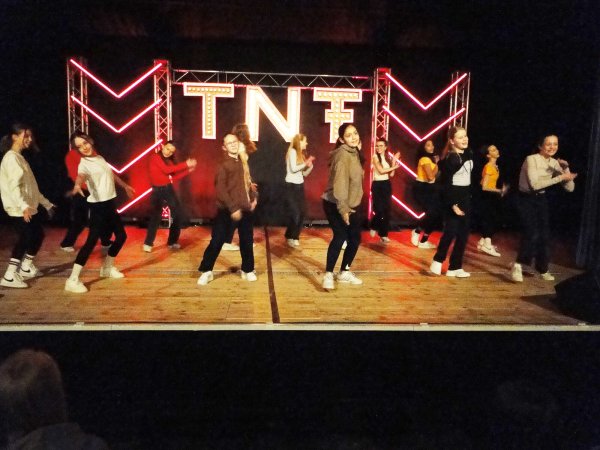 Die Tanz-AG des Stadtgymnasiums präsentiert ihrem Publikum eine mitreißende Choreographie, die von der Gruppe in den zurückliegenden Wochen ganz eigenständig ausgearbeitet und eingeübt worden ist. - © Hajo Gärtner