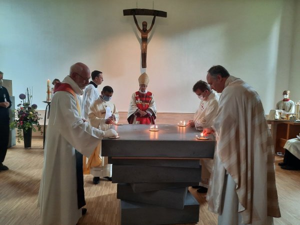 Die katholische Kirche St. Laurentius wird nach dreijähriger Bauzeit ihrer Pfarrgemeinde übergeben. Für die nächsten Wochen ist ein vielfältiges Festprogramm geplant. - © Michaela Weiße