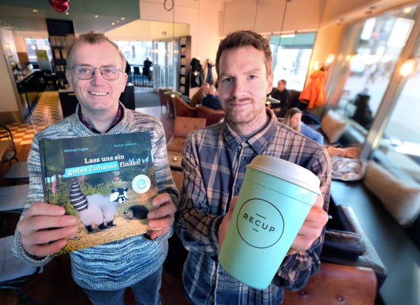 Der Gütersloher Niklas Lukarsch (rechts) bietet in seinem Café am Kolbeplatz Pfand-Mehrwegbecher für den Kaffee zum Mitnehmen an. Auf Einwegbecher nimmt er 20 Cent Aufschlag. - © Andreas Frücht