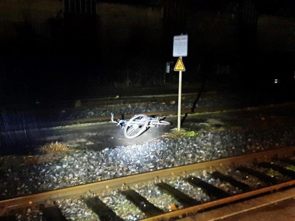 Ein Fahrrad liegt im Bahnhof Horn im Gleisbereich. Dafür sind nach Polizeiangaben Jugendliche aus Horn-Bad Meinberg verantwortlich. - © Bundespolizei