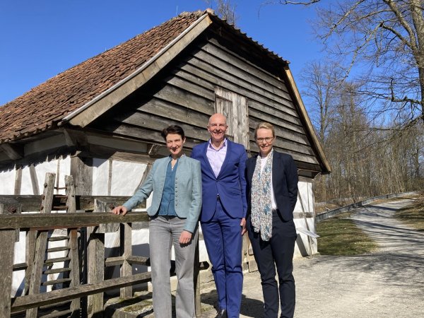 Museumsdirektorin Dr. Marie Louisa Allemeyer (links), LWL-Direktor Dr. Georg Lunemann und Projektleiterin Dr. Alice Anna Schröder-Klaassen laden Besucher zu einer neuen Ausstellung und weiteren Veranstaltungen auf das Gelände des LWL-Freilichtmuseums ein. - © Cordula Gröne