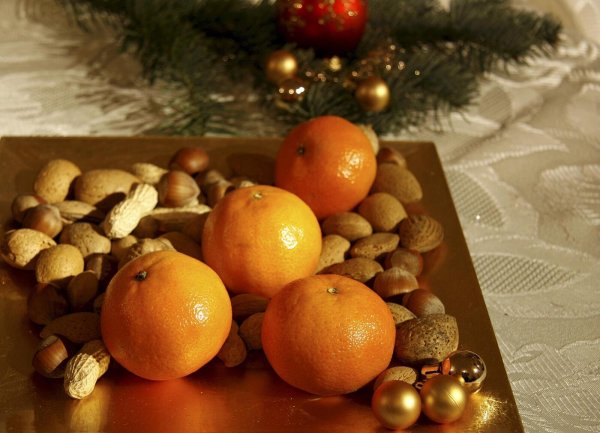 Mandarinen und Apfelsinen gehören zur Adventszeit auf den Weihnachtsteller. - © picture alliance / imageBROKER
