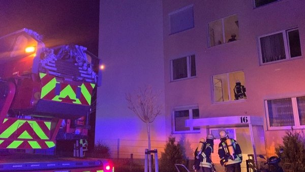 Am Samstagmorgen zieht dicker Qualm aus einer Wohnung im Obergeschoss des Mehrfamilienhauses. - © Feuerwehr Salzuflen