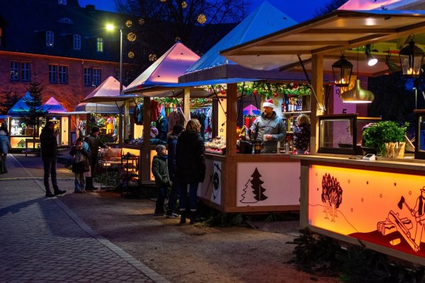 Die Standbetreiber und Gastronomen ziehen eine gemischte Bilanz zum diesjährigen Weihnachtsmarkt im Schlosspark. - © Raphael Bartling