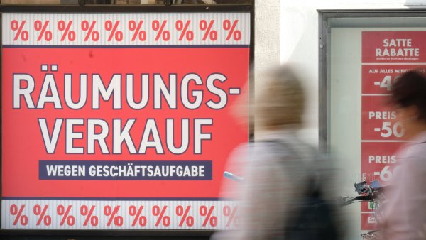 Ein Modegeschäft muss schließen: Die Branche leidet auch in OWL besonders unter der aktuellen Kaufzurückhaltung. - © (c) Copyright 2023, dpa (www.dpa.de). Alle Rechte vorbehalten