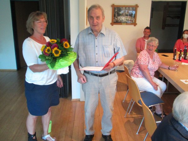 Ortsvereinsvorsitzende Heidrun Middeke zeichnete Gerhard Schnittger für 60-jährige Mitgliedschaft in der SPD aus. - © SPD Vahlhausen