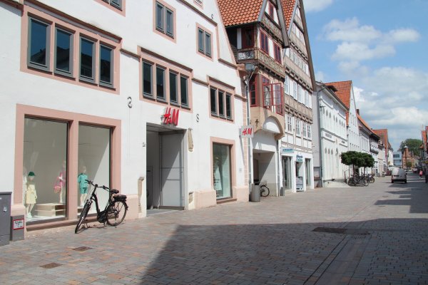 Die H&M-Filiale in Lemgo schließt im Dezember. - © Nadine Uphoff