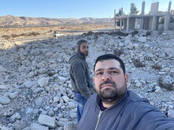Nur noch Bausteine liegen dort, wo Muhammad Alhamwi (vorne) aus dem Kreis Gütersloh und sein Freund Malek Taleb aufgewachsen sind. - © Privat