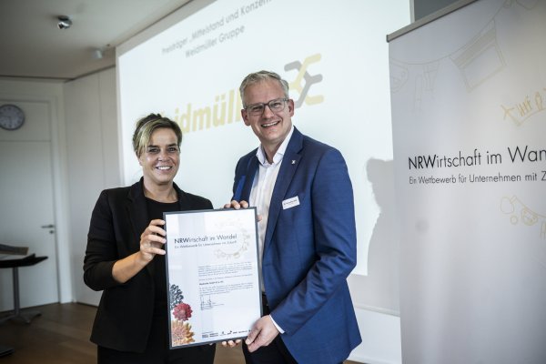 Wirtschaftsministerin Mona Neubaur überreicht die Auszeichnung an Dr. Sebastian Durst, Chief Executive Officer von Weidmüller. - © gruen