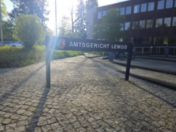 Der tödliche Unfall am Rande des Kalldorfer Karnevals hatte überraschend ein juristisches Nachspiel vor dem Amtsgericht Lemgo. Es ging um einen Bußgeldverfahren gegen den betroffenen Fahrer (54). Das Vefahren wegen fahrlässiger Tötung hatte die Staatsanwaltschaft längst eingstellt. - © Janet König