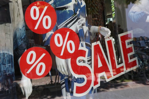 Auch wenn der Sommerschlussverkauf offiziell nicht mehr existiert, so gibt es in vielen Geschäften mitunter hohe Preisnachlässe. - © Holger Kosbab