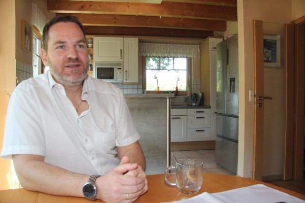 Entspannt am Küchentisch: Carsten Möller. An dem Haus in Holzrahmenbauweise mitten in Schötmar hat er Anfang der 2000er selbst viel mitgebaut.  - © Martin Hostert