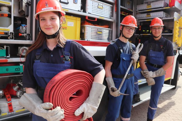 Zoe Hoffmann (v. l.), Max Stockmeier und Niklas Kochsiek haben schon mehrjährige Erfahrungen bei der Jugendfeuerwehr in Oerlinghausen sammeln können. Foto: Knut Dinter - © Knut Dinter