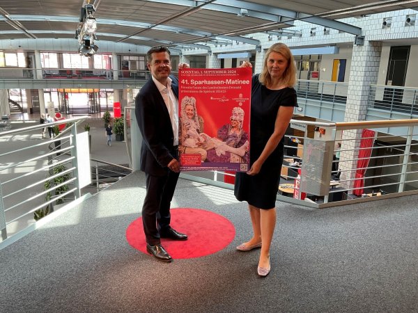 Freuen sich auf viele Besucher der Sparkassen-Matinee: Kirsten Uttendorf und Andreas Trotz. - © Sparkasse Paderborn-Detmold-Höxter