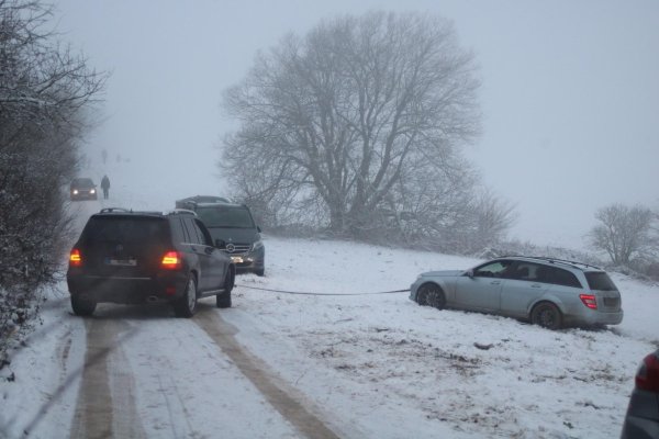 Am Parkplatz des Taller Wichtel zwischen Talle und Osterhagen herrscht am Wochenende zeitweise ein ordentliches Durcheinander. Manche Ausflügler parken auf den landwirtschaftlichen Flächen neben dem Weg oder fahren sich fest. - © Sabine Stock