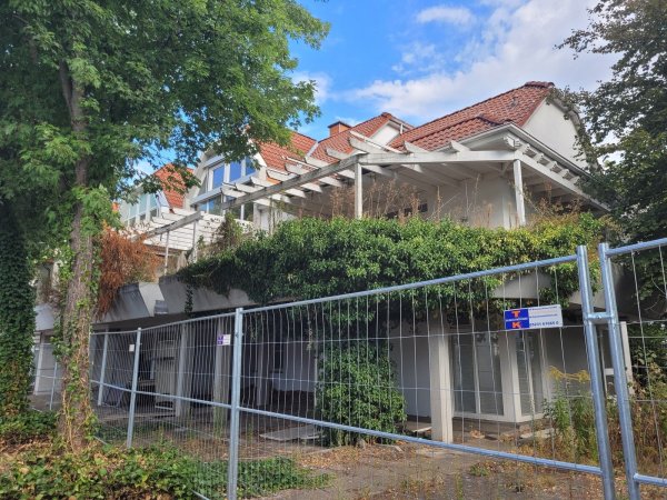 Der Bauzaun steht schon lange - die Gebäude mit den Hausnummern 4 und 6 in der Färberstraße werden jetzt abgerissen. Auf dem ehemaligen Gelände der Chemischen Reinigung Kotzenberg sind giftige Stoffe im Boden gefunden worden. Der Bereich wird saniert. - © Astrid Sewing