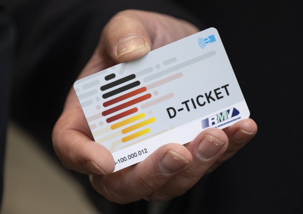 Das Deutschlandticket kostet ab dem 1. Januar 2025 nun 58 Euro statt wie bisher 49 Euro. - © Boris Roessler/dpa