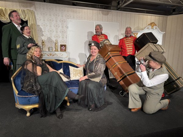 Das StattTheater-Ensemble um Ditchen Beckmann, Sabine Baumgarten, Fritze Wendel-Balzereit, Ute Küstermann, Michael Wendel, Rolf Kramer und Sandra Wehmhöner (von links) probt für eine neue Komödie. - © Heidi Stork