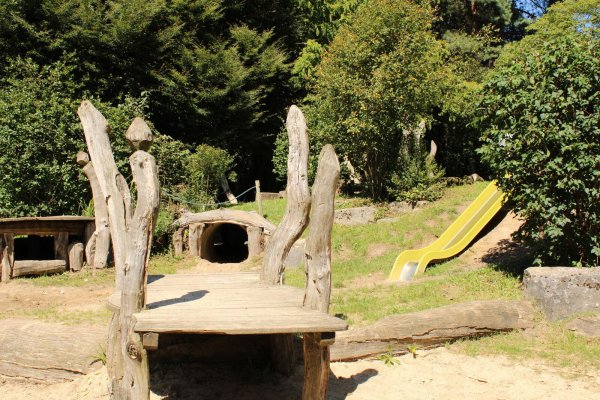 Einige der hölzernen Spielelemente auf dem Spielplatz in Schwelentrup müssen nach 13 Jahren ausgetauscht werden. - © Chiara Wibbeke