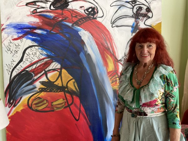 Heide Haike mit ihrem Lieblingsbild, das sie 2003 gemalt hat und das derzeit im Wohnzimmer hängt. - © Cordula Gröne