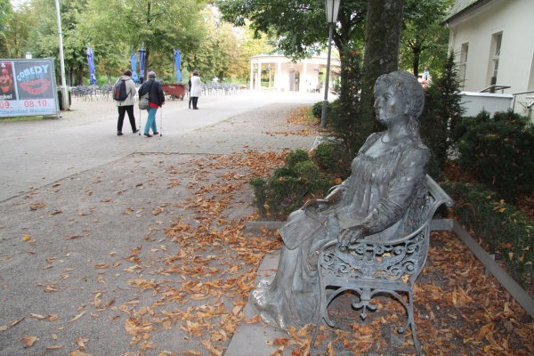 Stumm betrachtet Fürstin Pauline die Besucher des Kurparks Bad Meinberg. Derzeit müssen die Weichen dafür gestellt werden, dass dem Kurort der Heilbad-Status erhalten bleibt. - © Dieter Asbrock