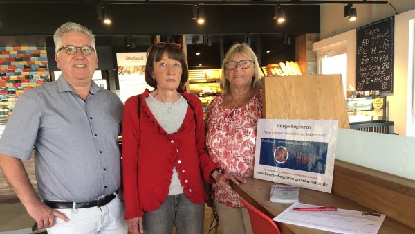 Dr. Johann Malcher (von links), Christine Pons und Regina Suett sammeln im Juli Unterschriften in der Bäckerei Wiebusch an der Bielefelder Straße. - © Sven Kienscherf
