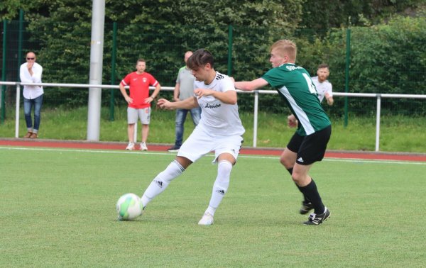 Posts Yasin Sensu behauptet das Leder. - © Sebastian Lucas