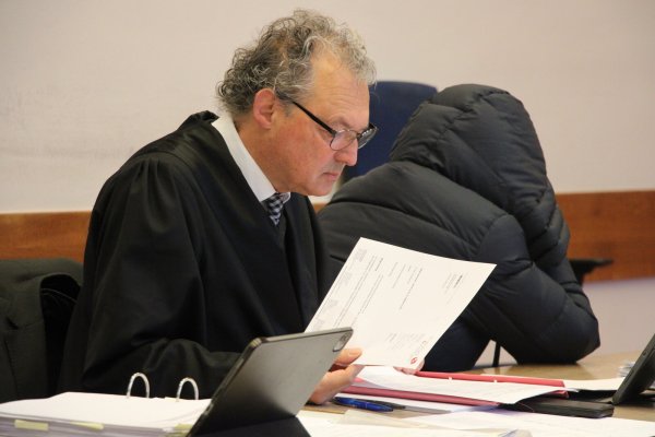 Die angeklagte Rechtsanwältin aus Detmold (58) schirmt ihr Gesicht vor den Kameras ab. Verteidiger Georg Schulze hält das Verfahren gegen seine Mandantin für eine Farce. - © Janet König