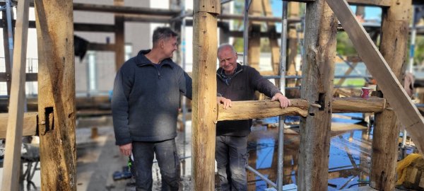 Ein eingespieltes Team mit derselben Passion für alte Häuser: Jörg Stannek und Berthold Gruber auf der Baustelle am Kleinen Schratweg. - © Katrin Kantelberg
