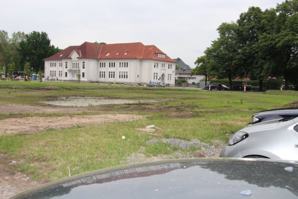 Der Bürgerpark vor der TG-Turnhalle (links) könnte auch für Wohnmobilisten attraktiv sein. Die Politik muss noch entscheiden, ob auf dem restlichen Gelände in der Eichenallee eine Stellfläche auch für Wohnmobile entstehen soll. - © Cordula Gröne