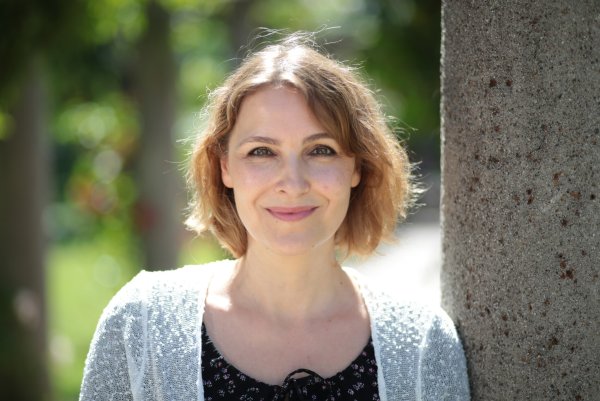 Nina Blazon stellt ihren Roman "Ich träumte von einer Bestie" im Bürgerhaus Lage vor. - © Holger Strehlow