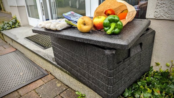 Die isolierte Styroporbox sorgt dafür, dass empfindliche Lebensmittel kalt bleiben. Abgestellt wird sie am vorher vereinbarten Standort - laut Dienstleister garantiert bis spätestens 7 Uhr morgens. - © Yvonne Glandien