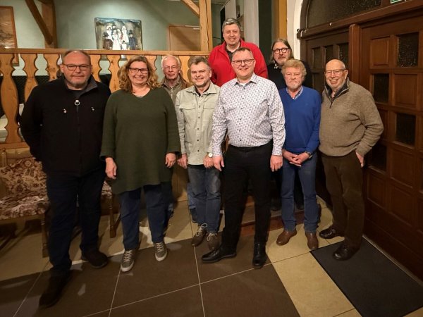 (von vorne links) Fritz Beckmann (Brauzunft Schwalenberg), Sybille Kehme (Heimatverein Nieheim), Uwe Tillmanns (Osterdechenverein Lügde), Frank Ehlert (Brauzunft Schwalenberg), Swen Horstmann (Stadt Schieder-Schwalenberg), Hermann Wöhning (WIR in Schieder-Schwalenberg), Ulrich Pieper (Heimatverein Nieheim), hintere Reihe: Andre Eikermann (Trachtengilde Schwalenberg), Andreas Wellmann (Kelter- und Kulturverein). - © Stadt Schieder-Schwalenberg